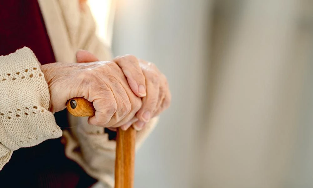 Σοκ στα Χανιά: 15χρονος ξυλοκόπησε την γιαγιά του για χρήματα